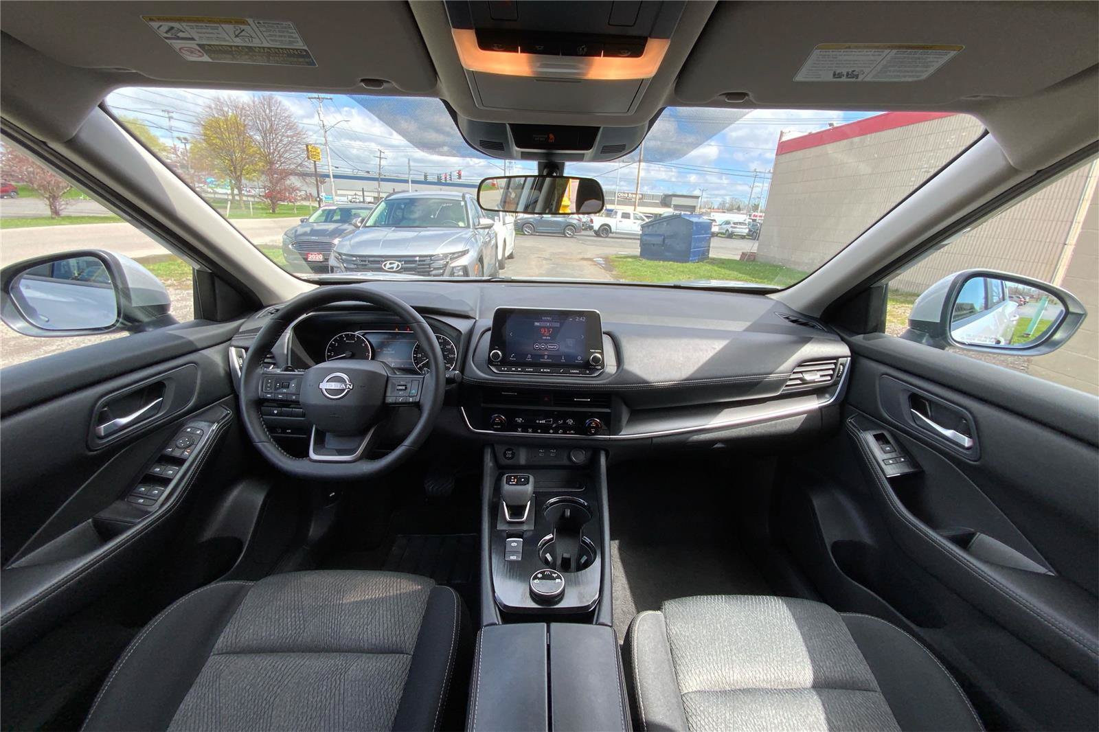 Used 2025 Nissan Rogue SV AWD/4WD image 31