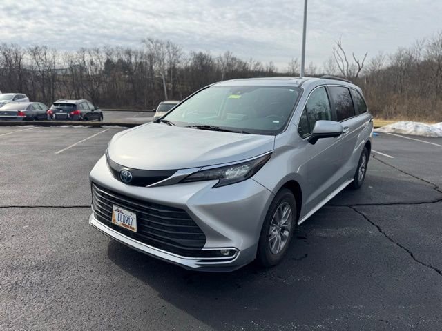 Used 2024 Toyota Sienna XLE image 7