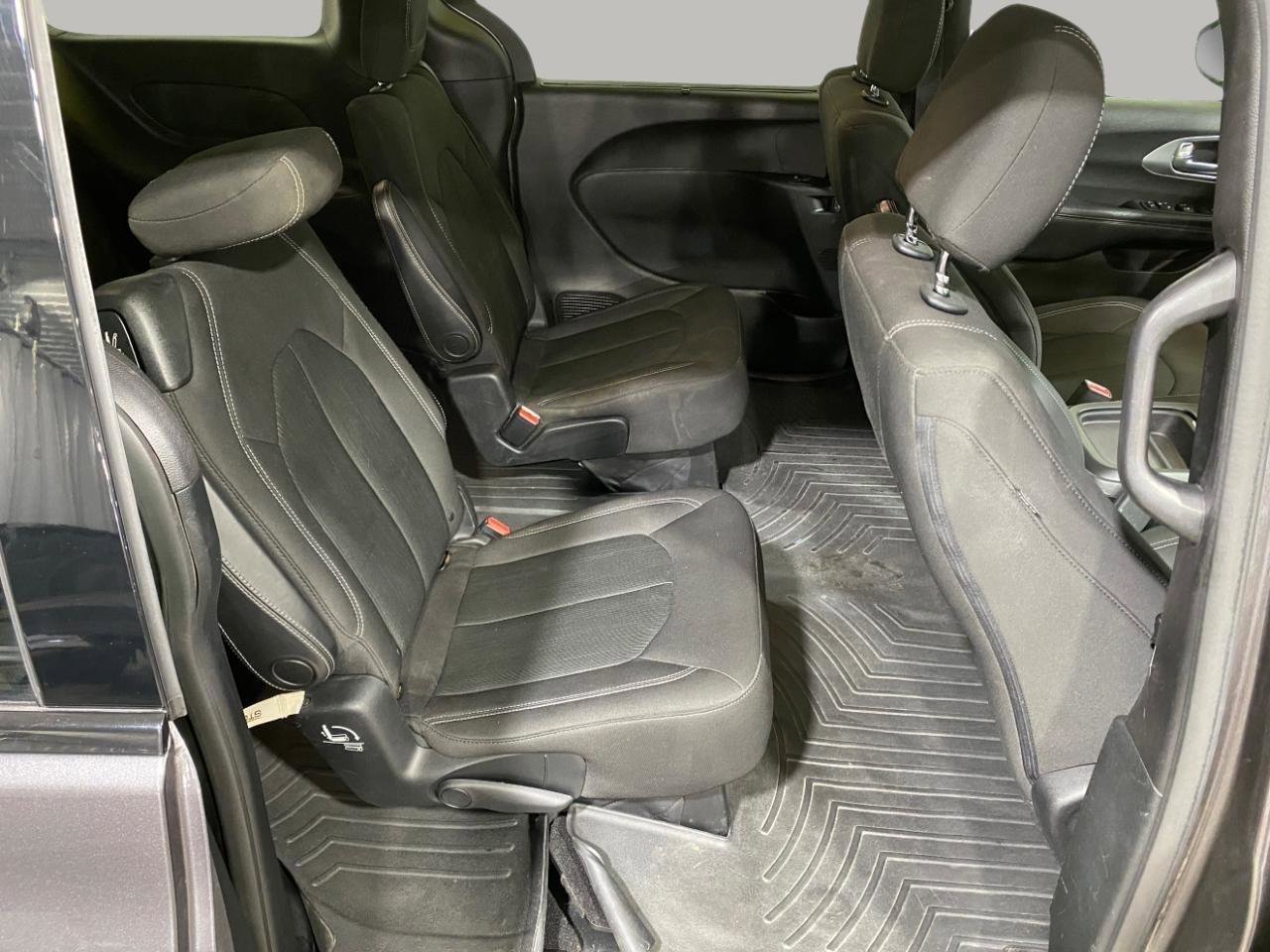 Used 2018 Chrysler Pacifica Touring Plus w/ S Appearance Package FWD image 24