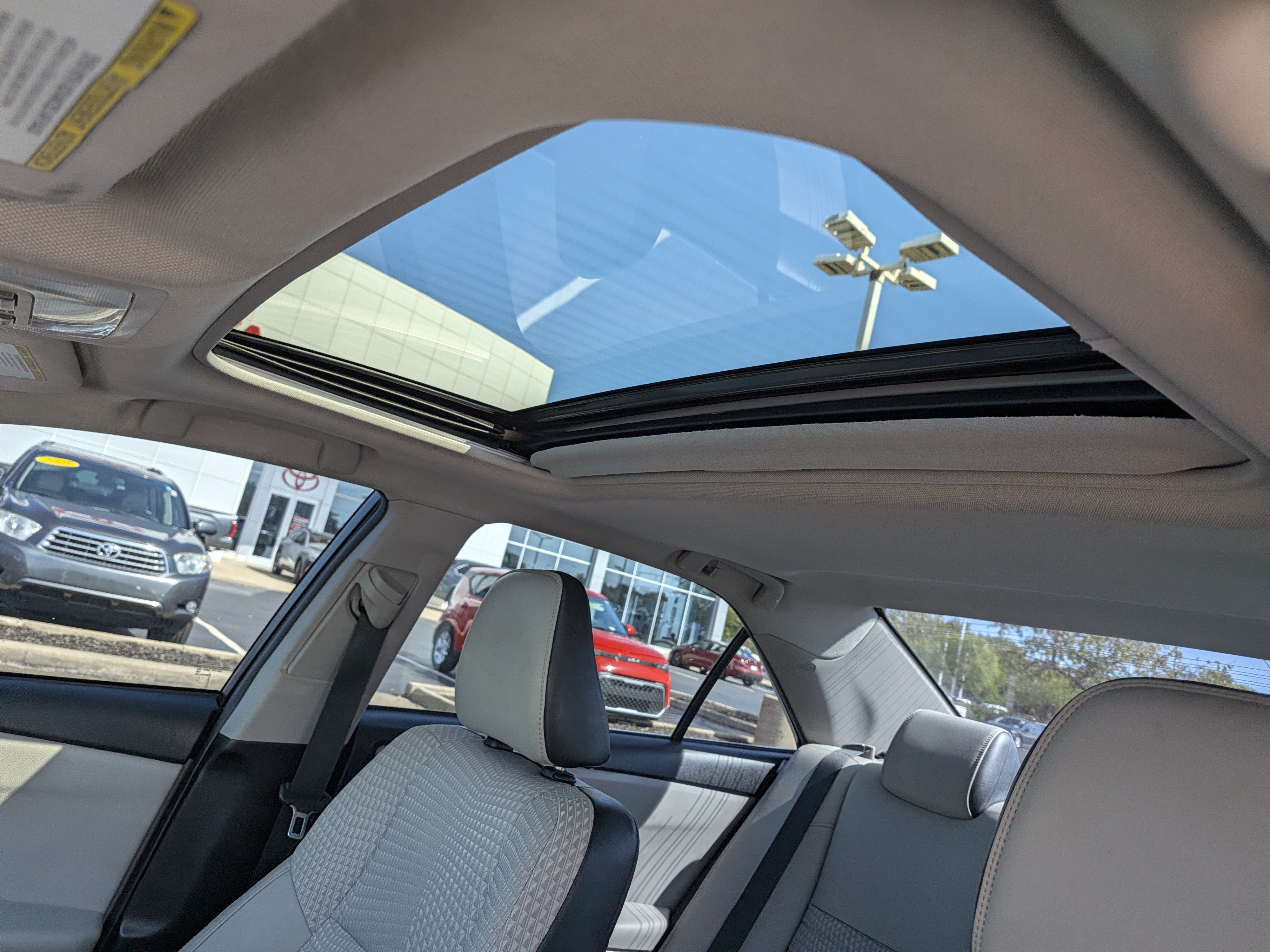 Used 2015 Toyota Camry SE w/ Moonroof Package FWD image 19