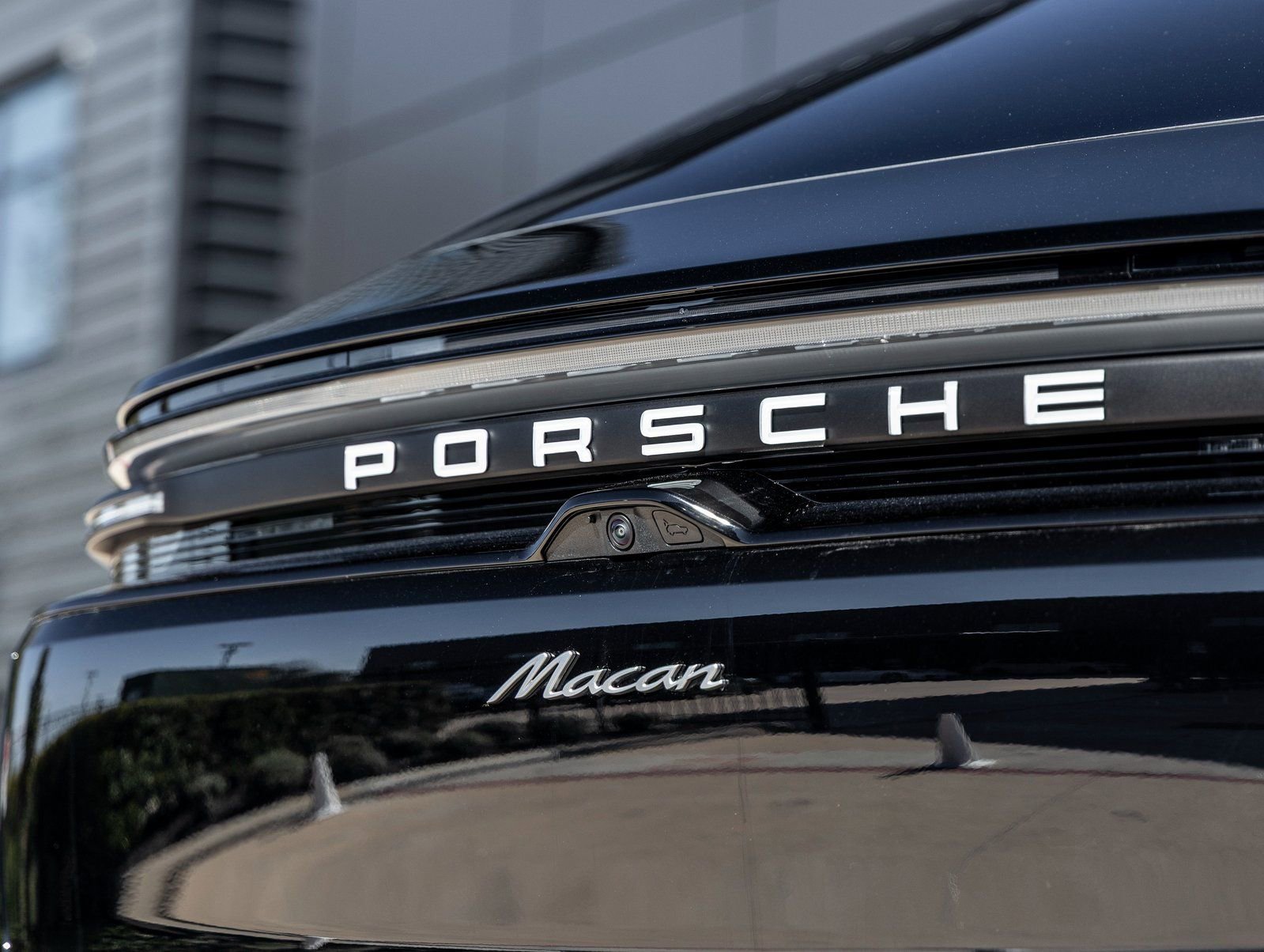 Certified 2025 Porsche Macan Electric image 15
