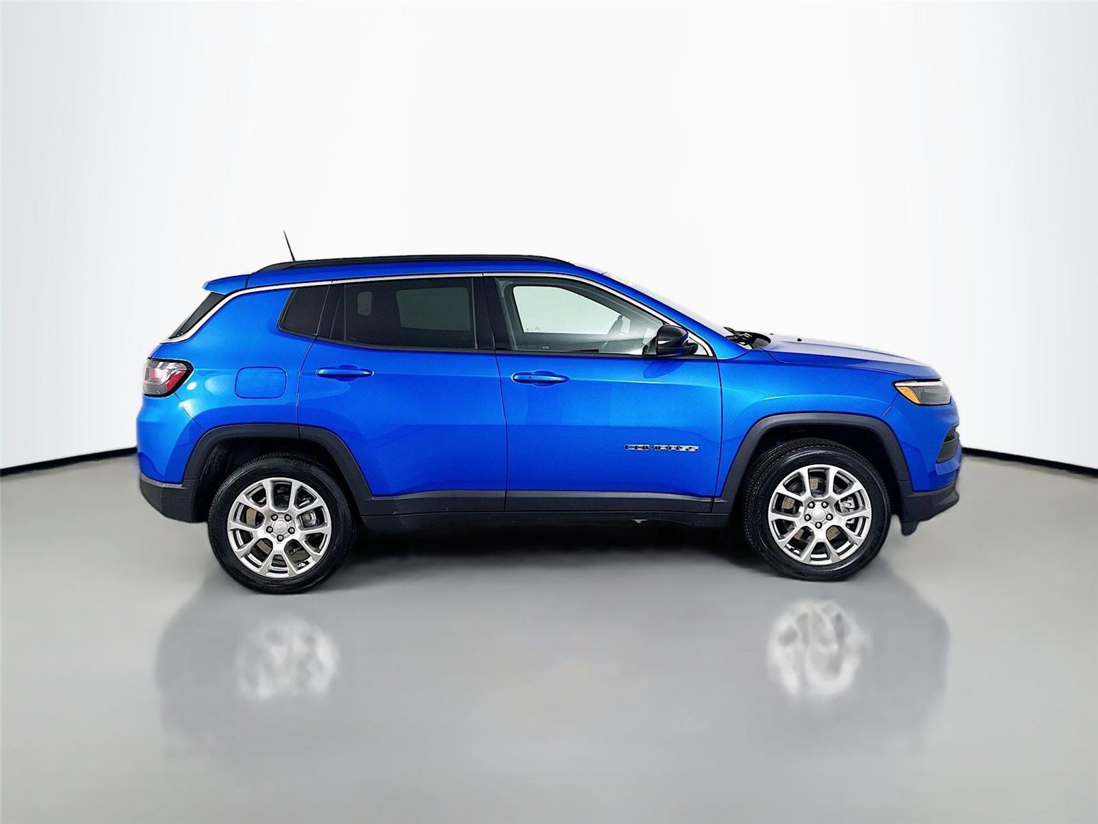 Used 2023 Jeep Compass Latitude w/ Sun and Sound Group image 18