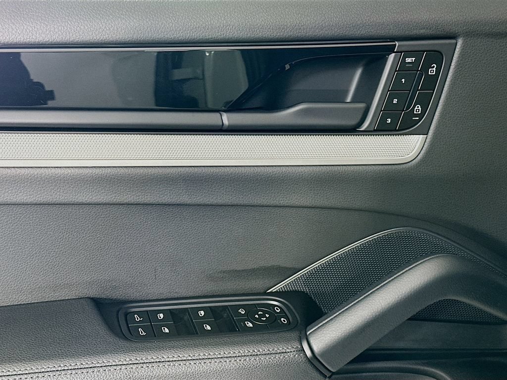 Certified 2025 Porsche Cayenne AWD/4WD image 20
