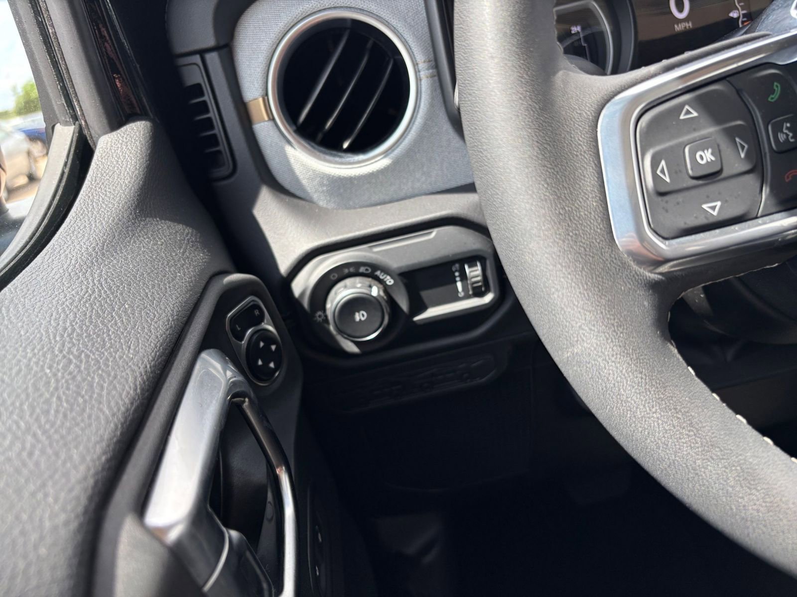 Used 2025 Jeep Wrangler Sahara image 33