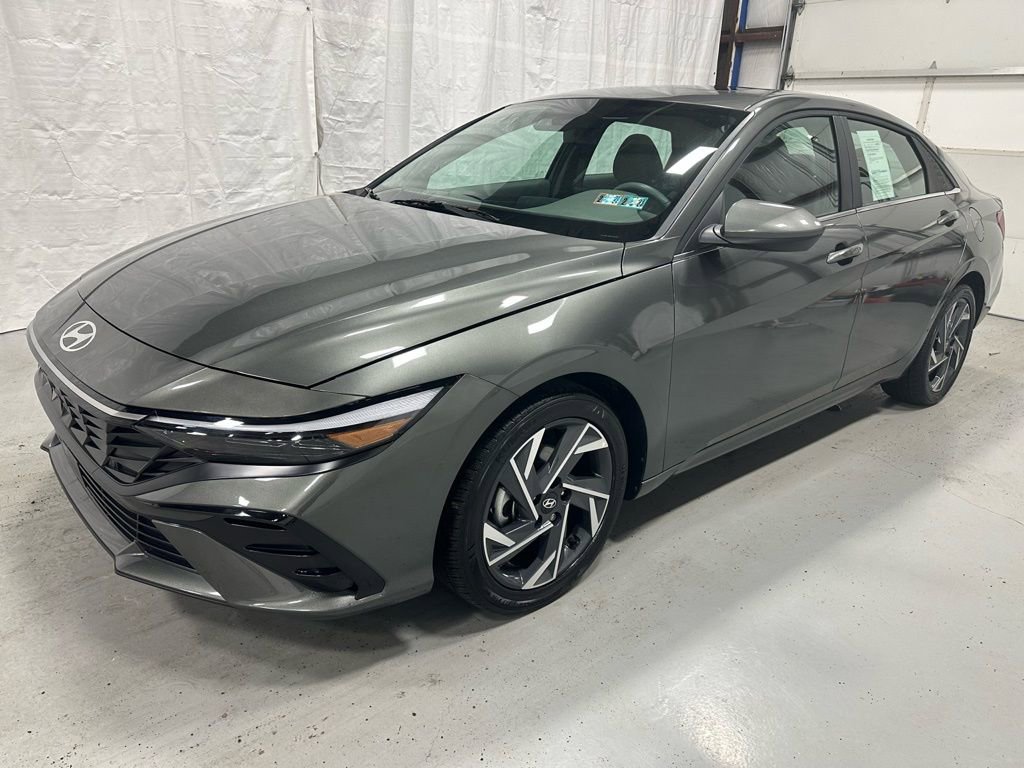 Used 2025 Hyundai Elantra SEL image 3