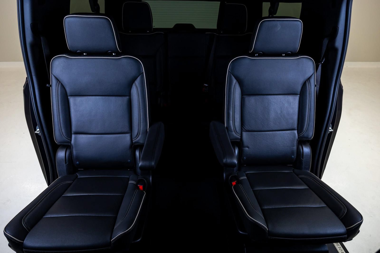 Used 2025 Chevrolet Suburban Premier AWD/4WD image 32