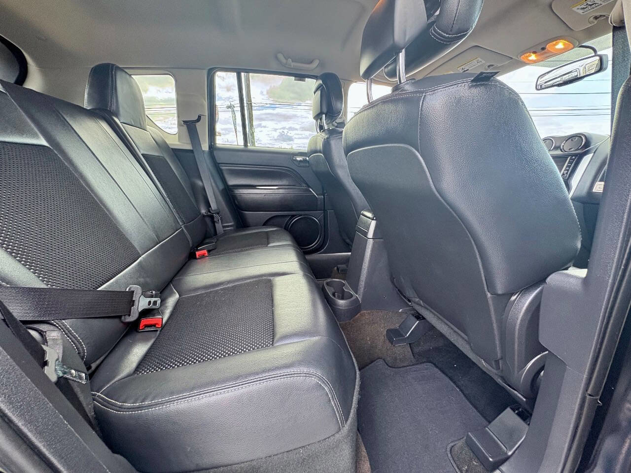 Used 2014 Jeep Compass Latitude FWD image 30