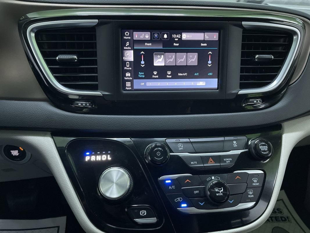 Used 2022 Chrysler Voyager LX image 22