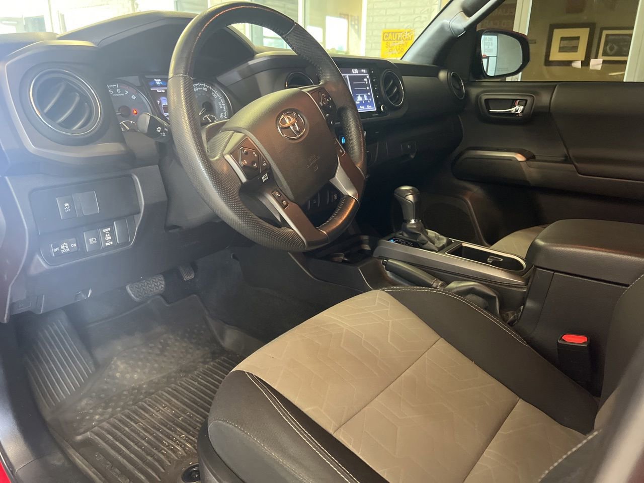 Used 2022 Toyota Tacoma TRD Sport AWD/4WD image 9