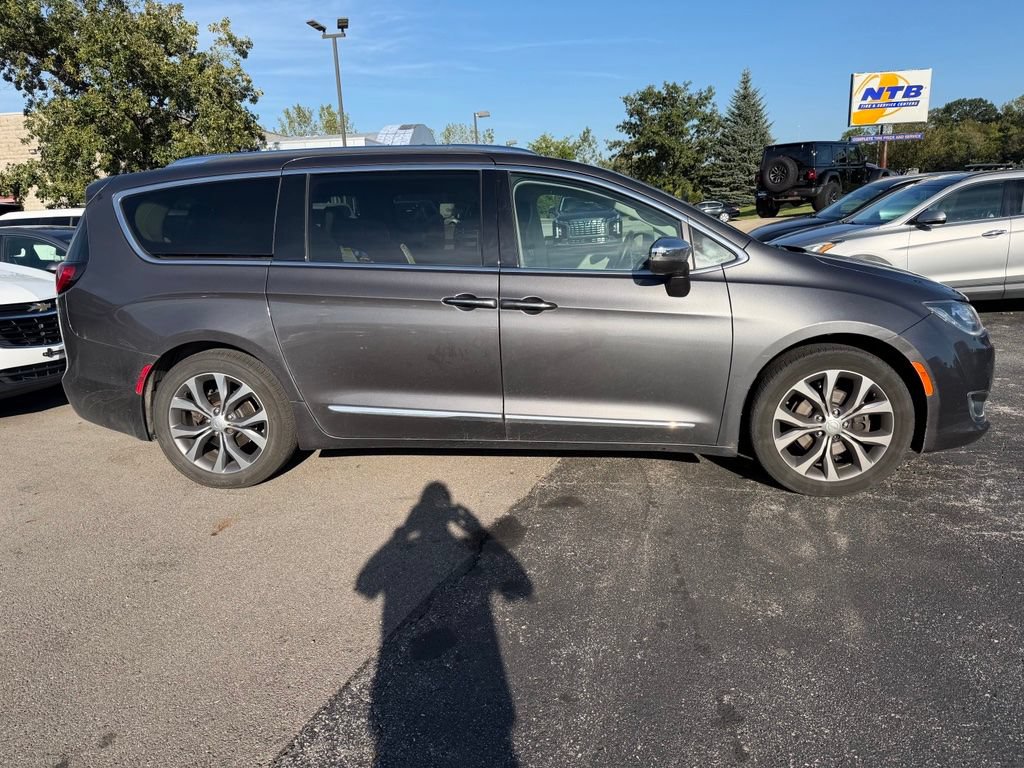 Used 2017 Chrysler Pacifica Limited FWD image 3