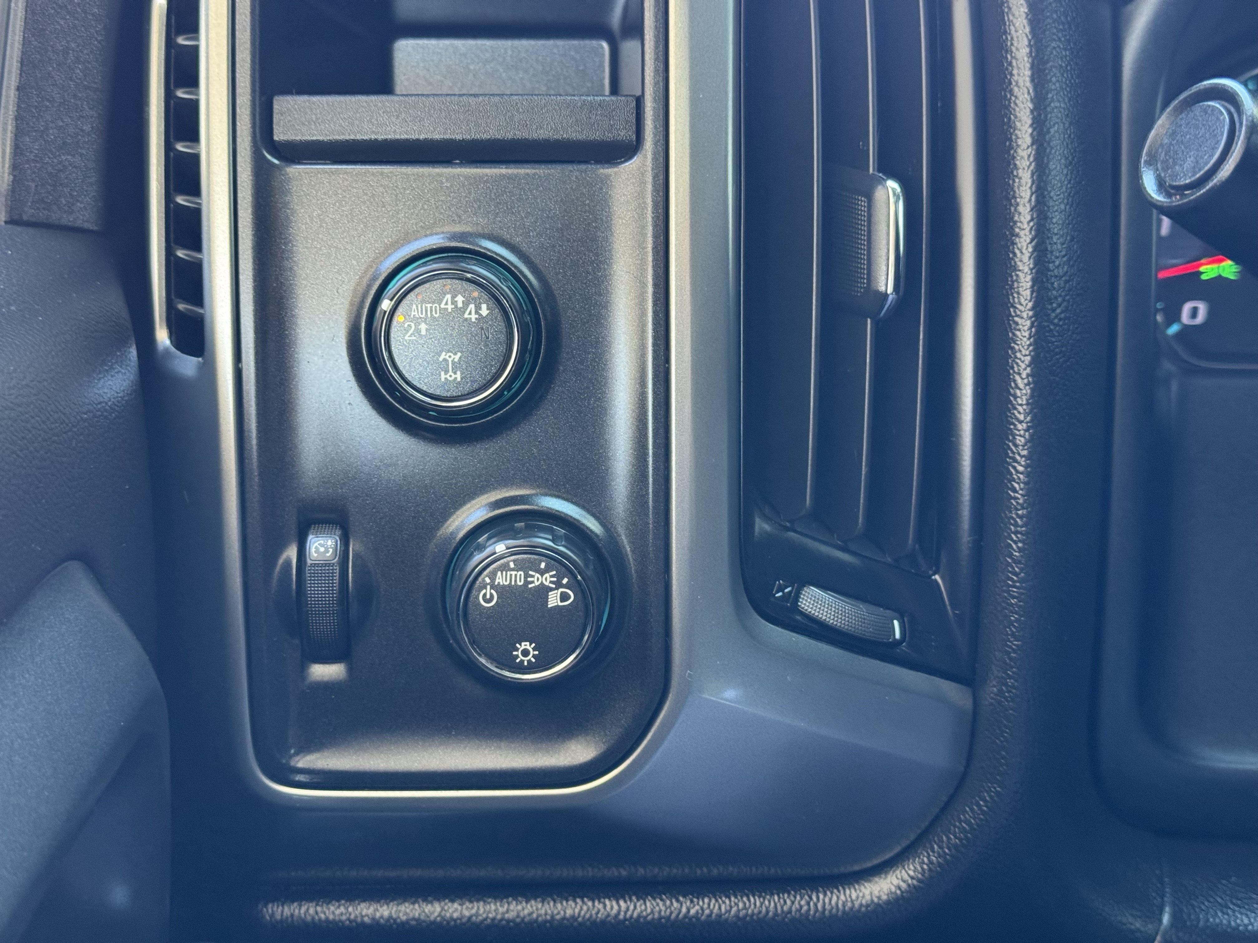 Used 2019 Chevrolet Silverado 1500 LT AWD/4WD image 28