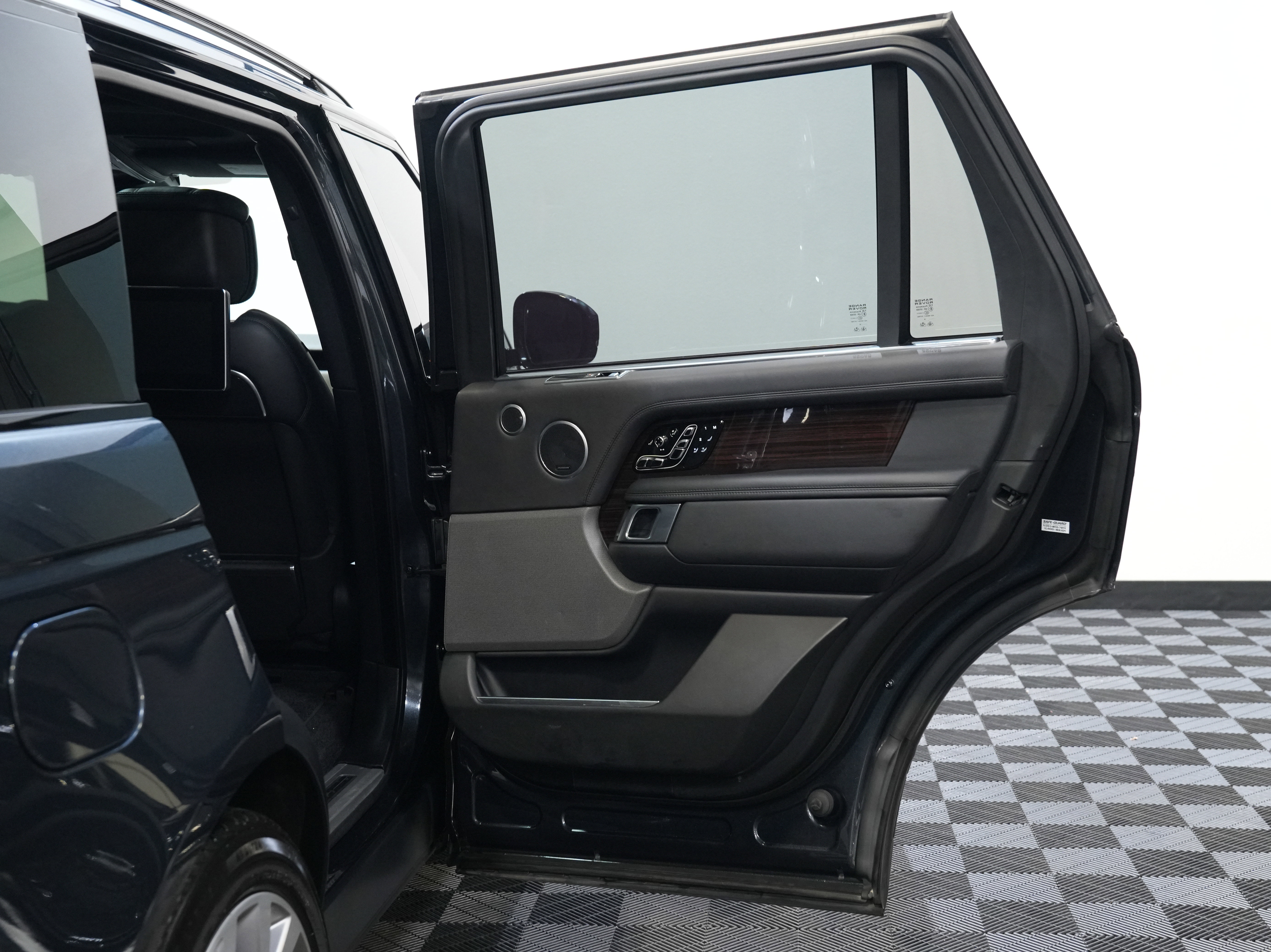 Used 2018 Land Rover Range Rover Long Wheelbase Autobiography image 25