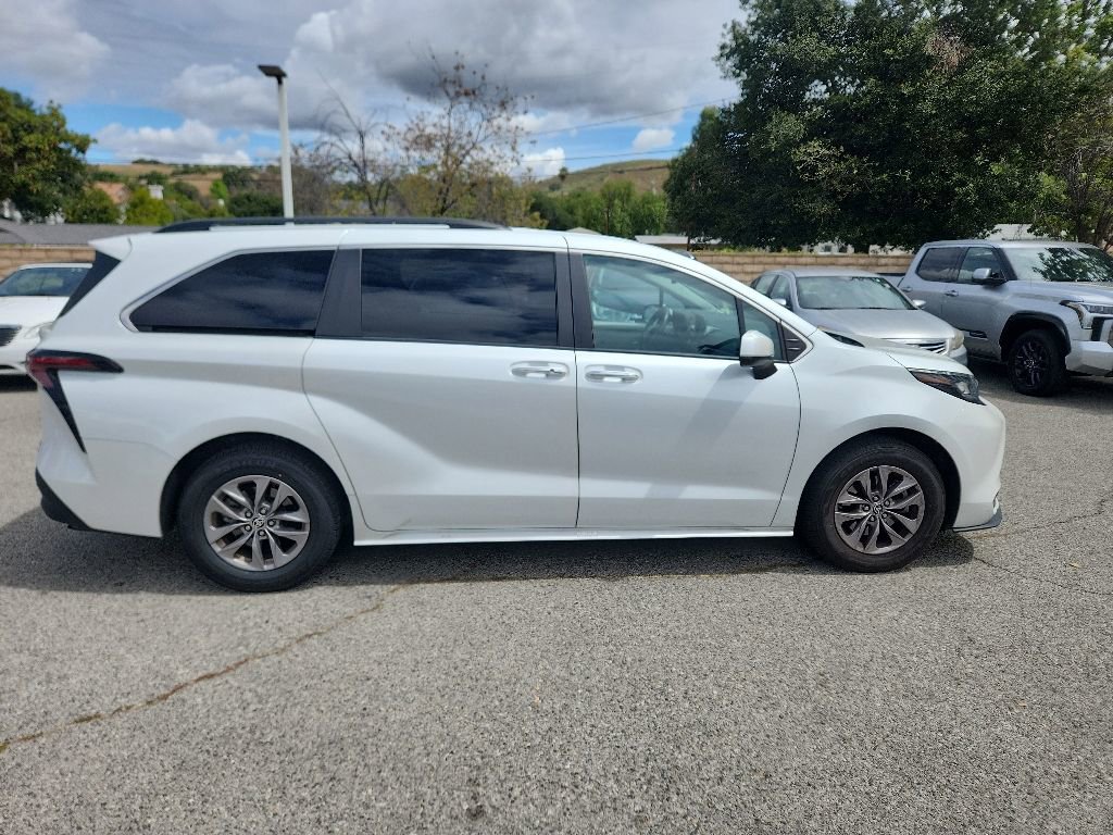 Used 2023 Toyota Sienna XLE FWD image 6