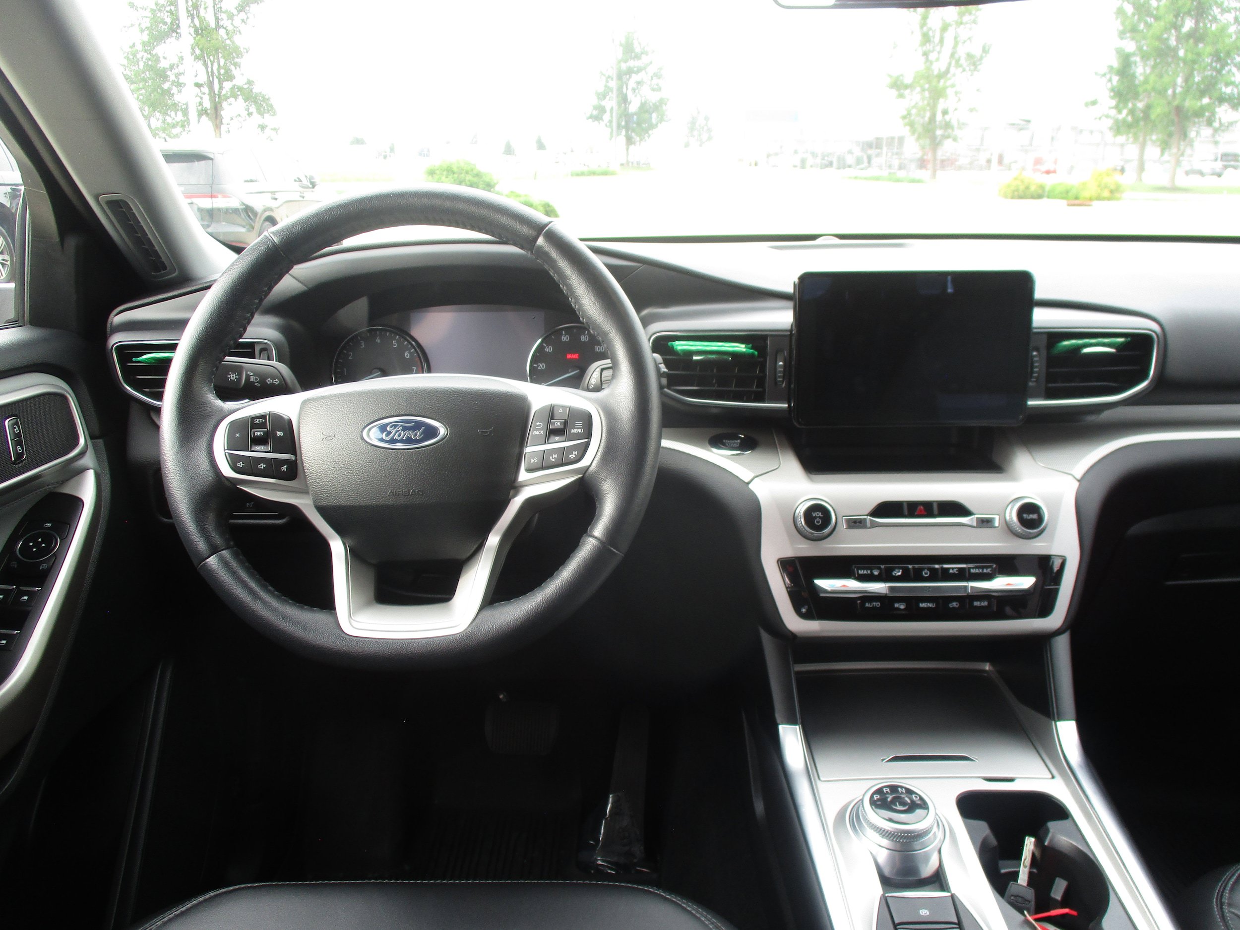Used 2023 Ford Explorer XLT w/ Equipment Group 202A AWD/4WD image 17