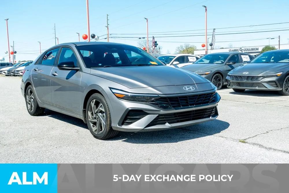 Certified 2025 Hyundai Elantra Sport FWD image 3