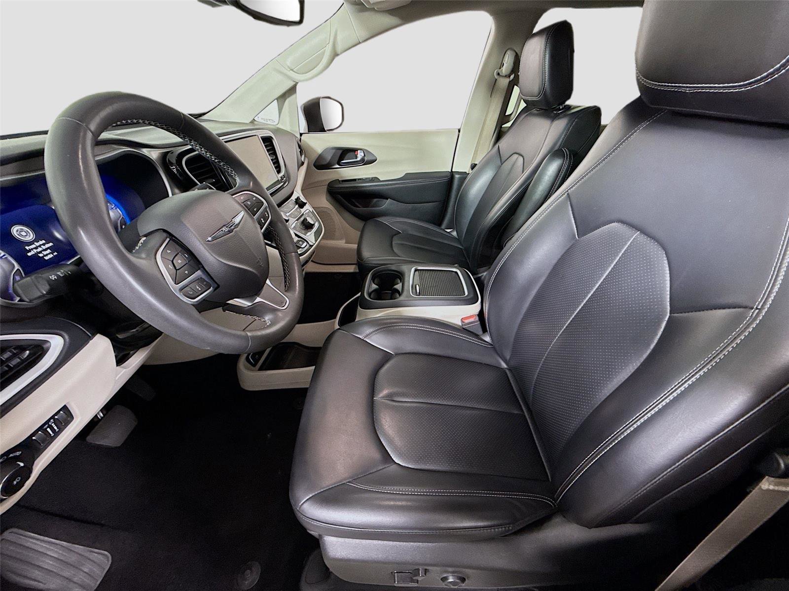 Used 2023 Chrysler Pacifica Touring-L image 14