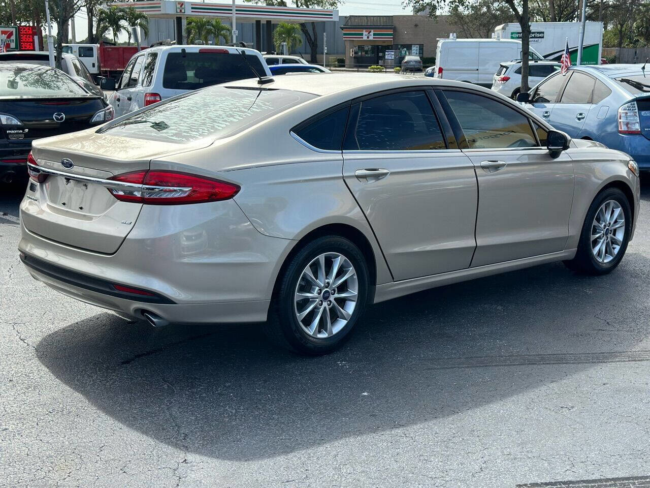Used 2017 Ford Fusion SE image 7