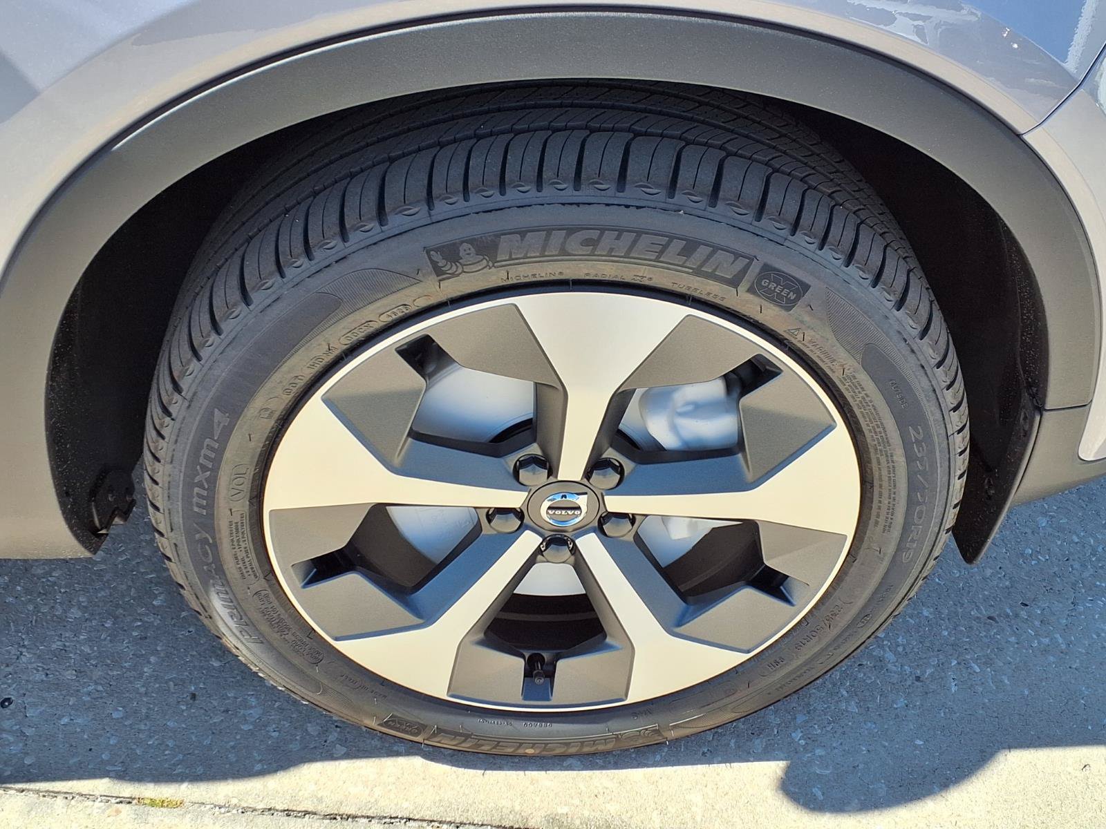 New 2026 Volvo XC40 B5 Plus w/ Protection Package Premier AWD/4WD image 9