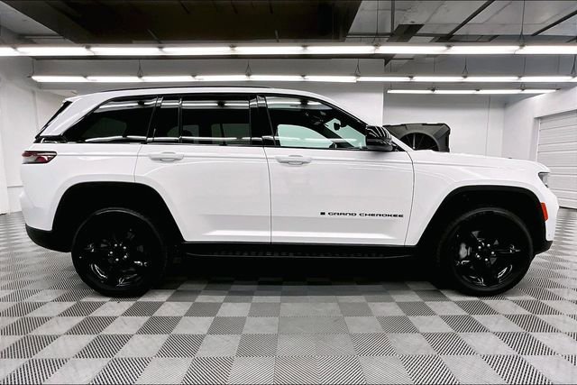 Used 2024 Jeep Grand Cherokee Limited w/ Luxury Tech Group II image 16