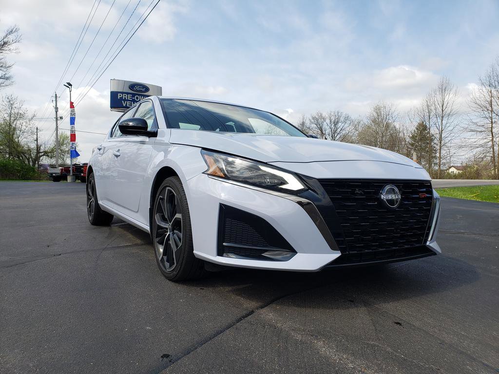 Used 2023 Nissan Altima 2.5 SR w/ SR Premium Package AWD/4WD image 3