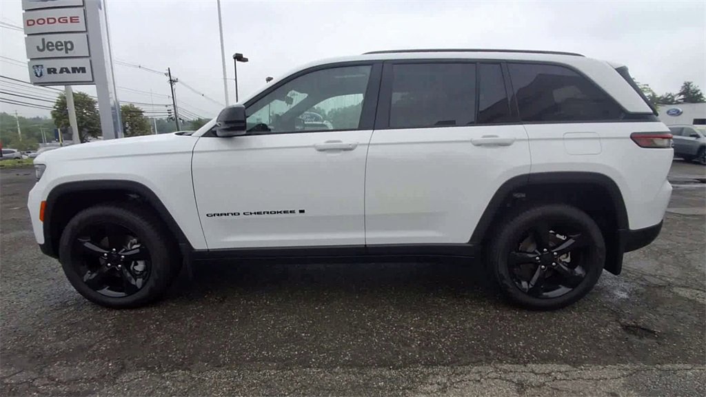 Certified 2025 Jeep Grand Cherokee Limited w/ Black Appearance Package image 5