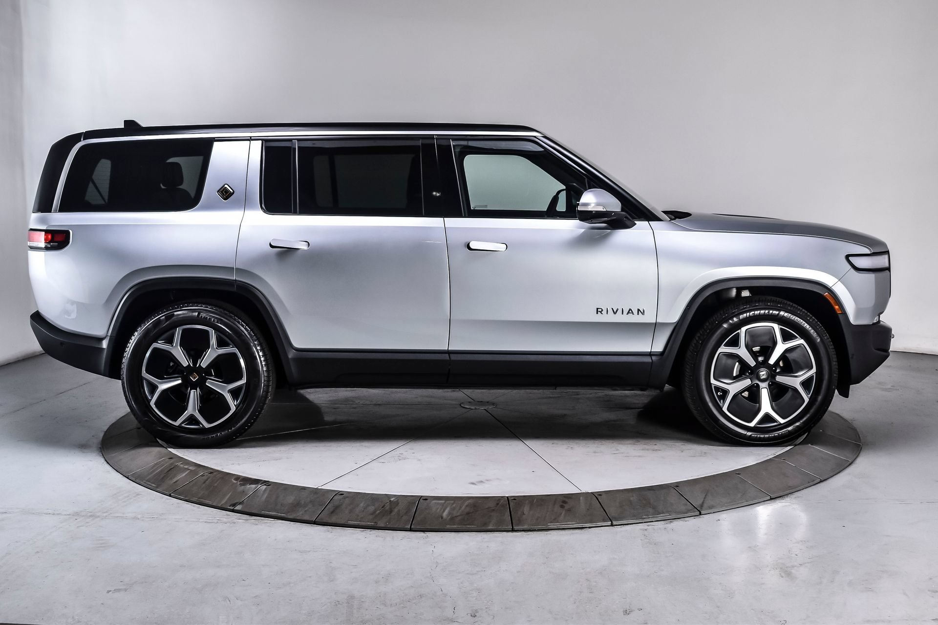 Used 2024 Rivian R1S Adventure AWD/4WD image 7