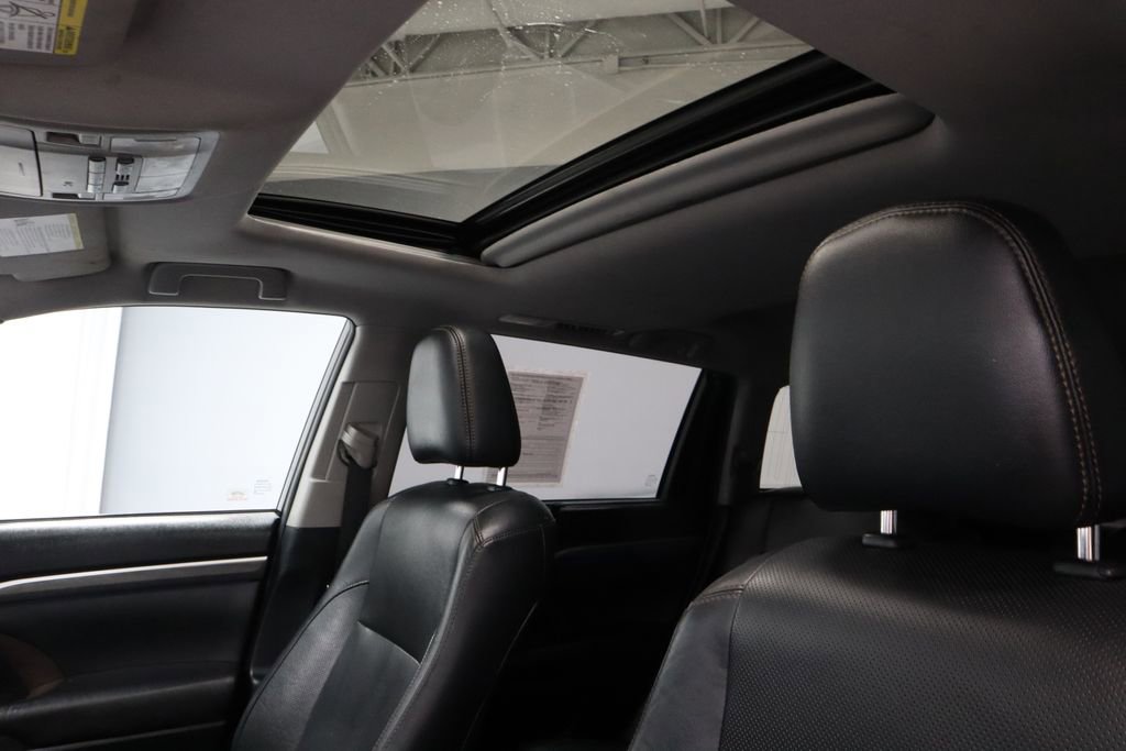 Used 2019 Toyota Highlander Limited AWD/4WD image 35