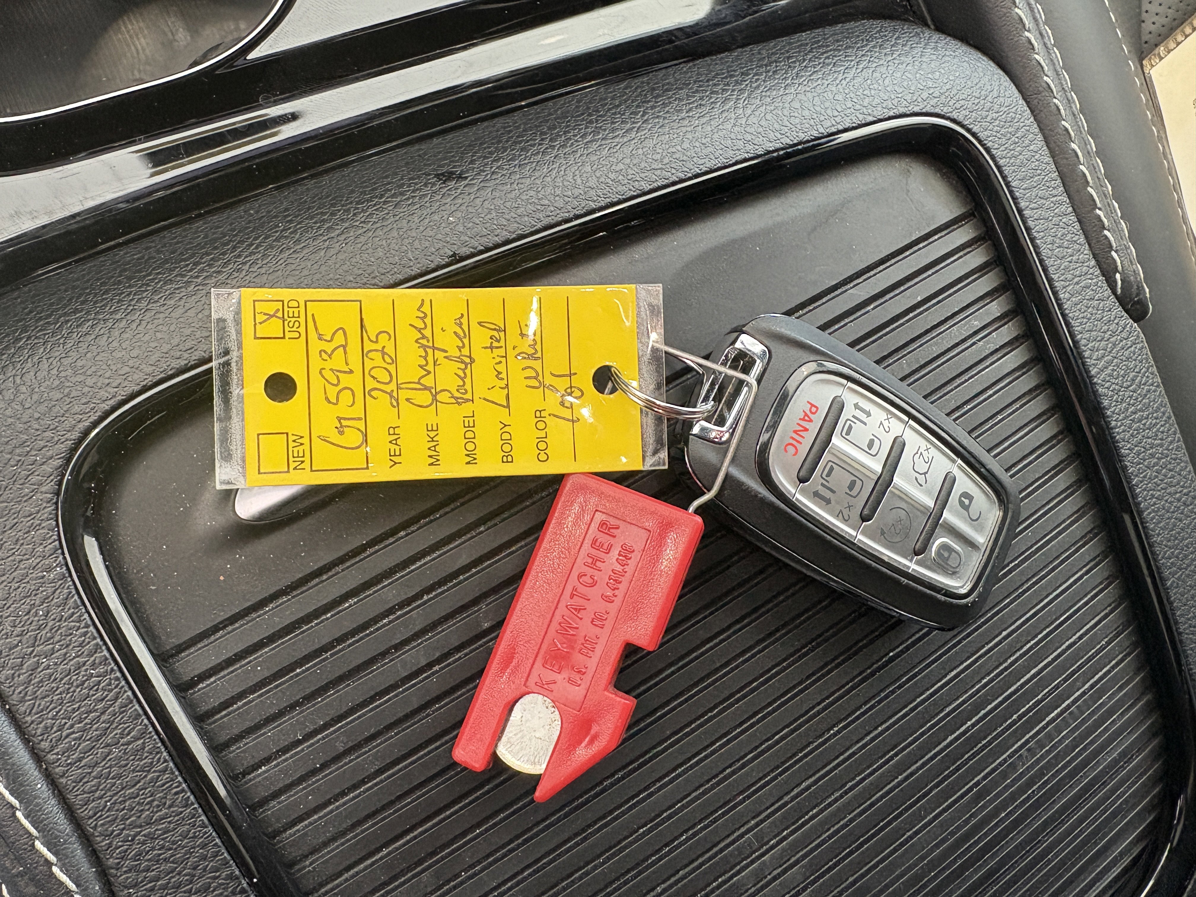 Used 2025 Chrysler Pacifica Limited image 18