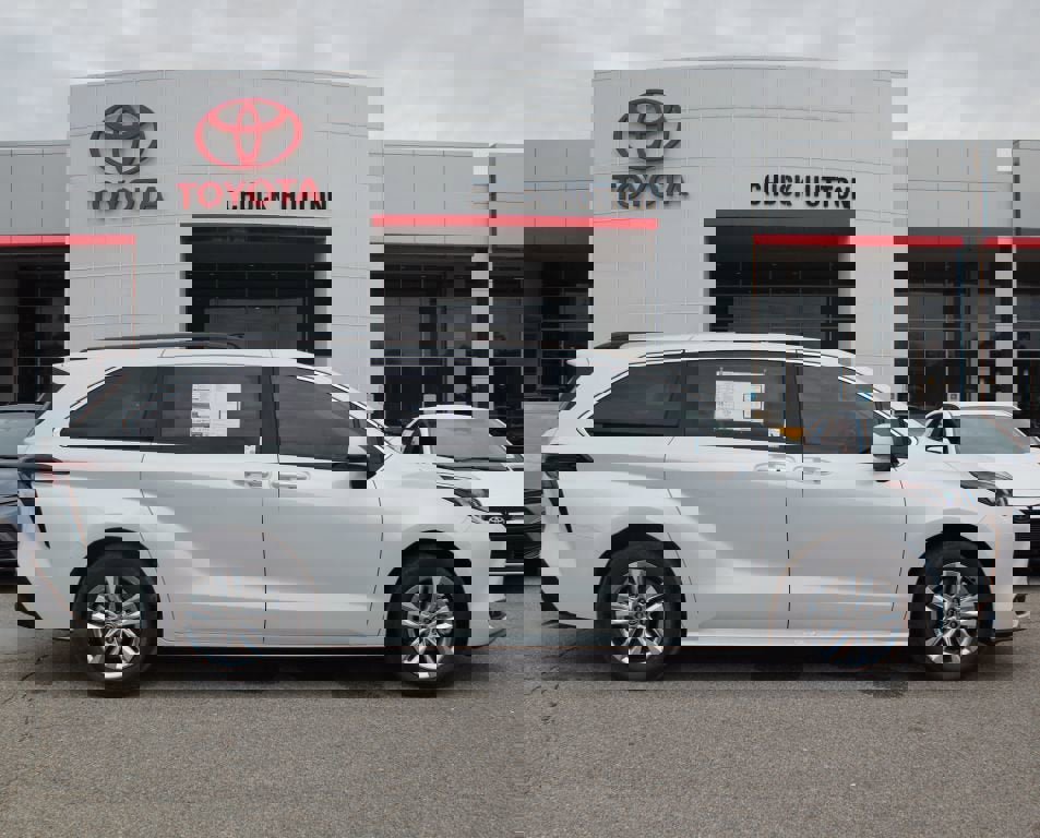 Used 2026 Toyota Sienna XLE image 1