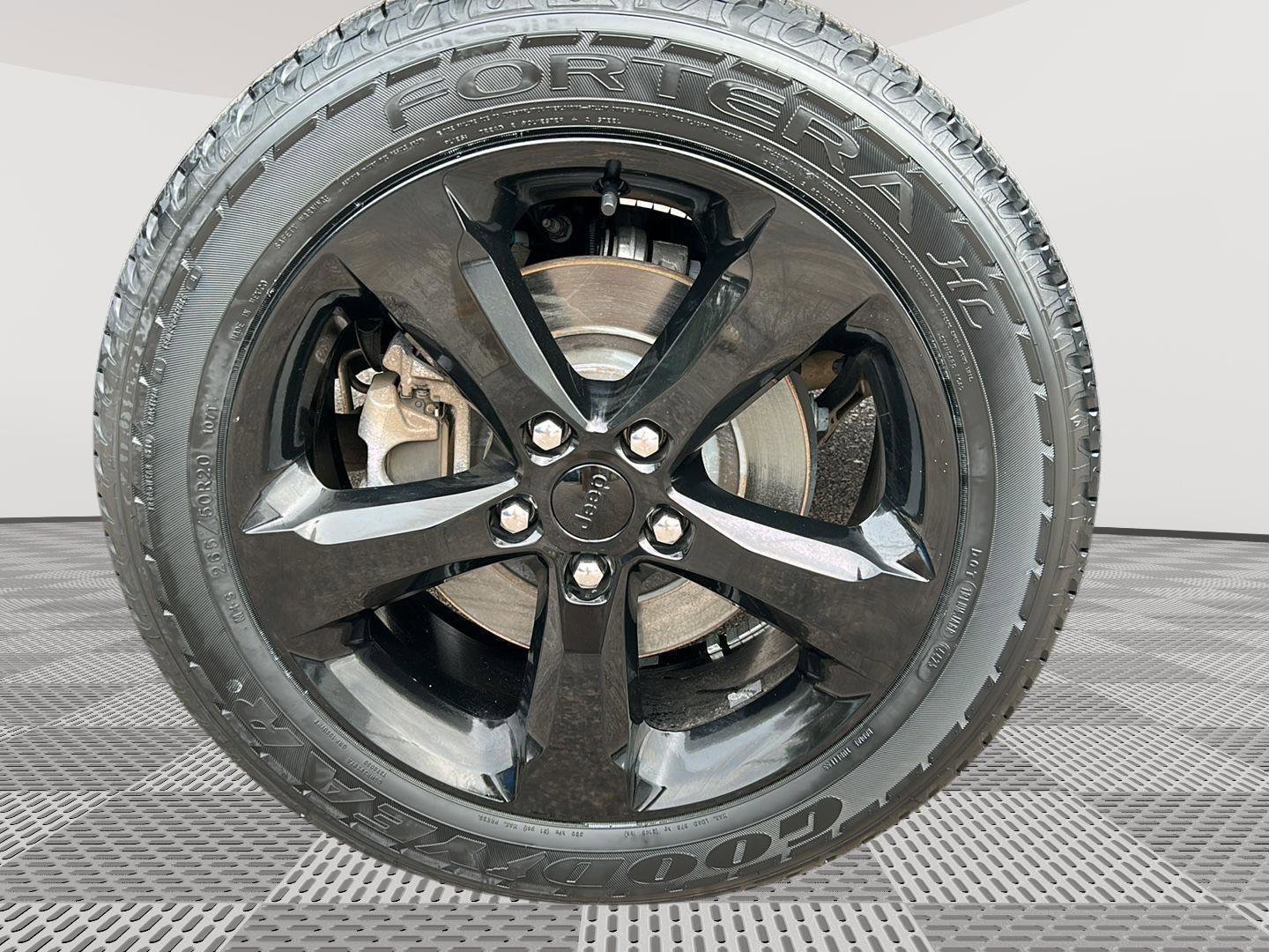 Used 2023 Jeep Grand Cherokee L Laredo image 27