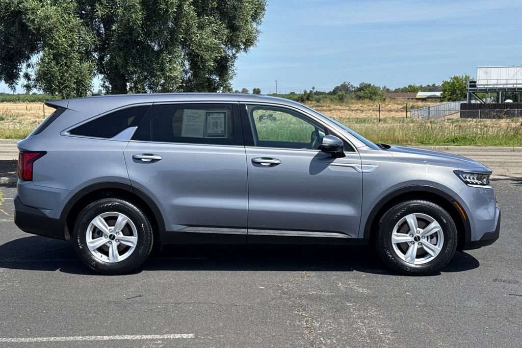 Used 2023 Kia Sorento LX FWD image 3