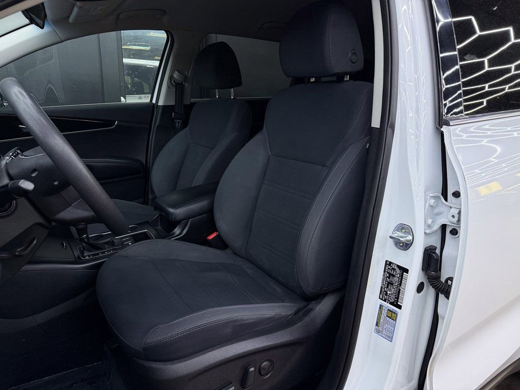 Used 2019 Kia Sorento LX image 16