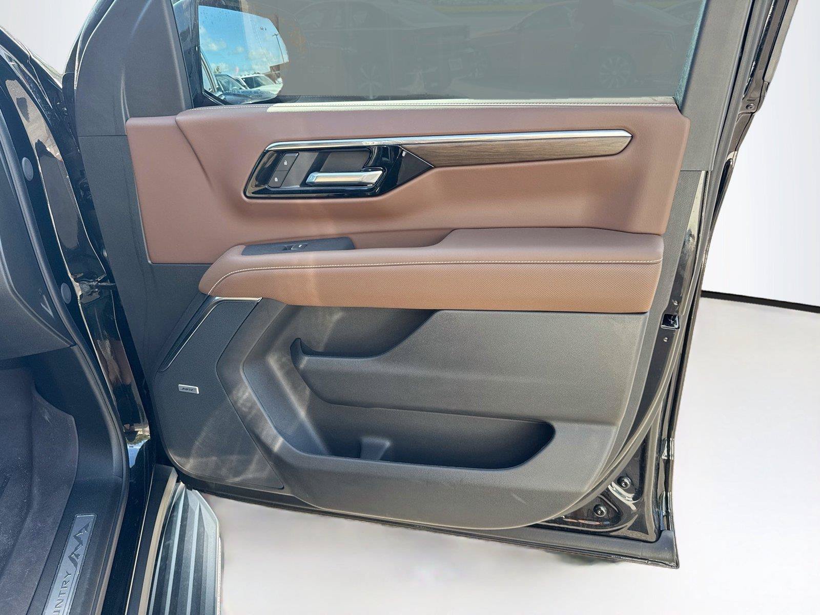 Used 2025 Chevrolet Tahoe High Country AWD/4WD image 16
