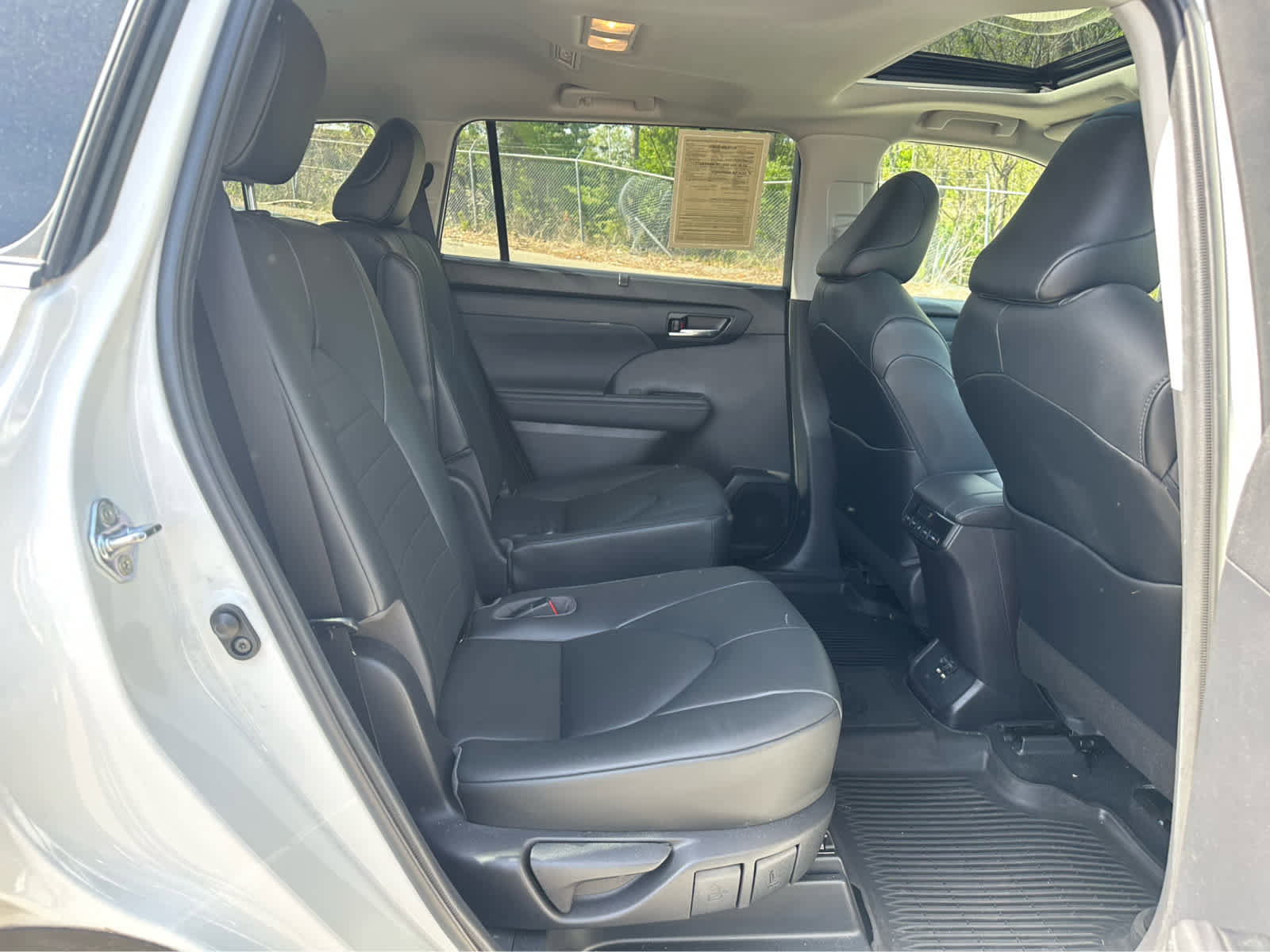 Used 2020 Toyota Highlander XLE AWD/4WD image 21