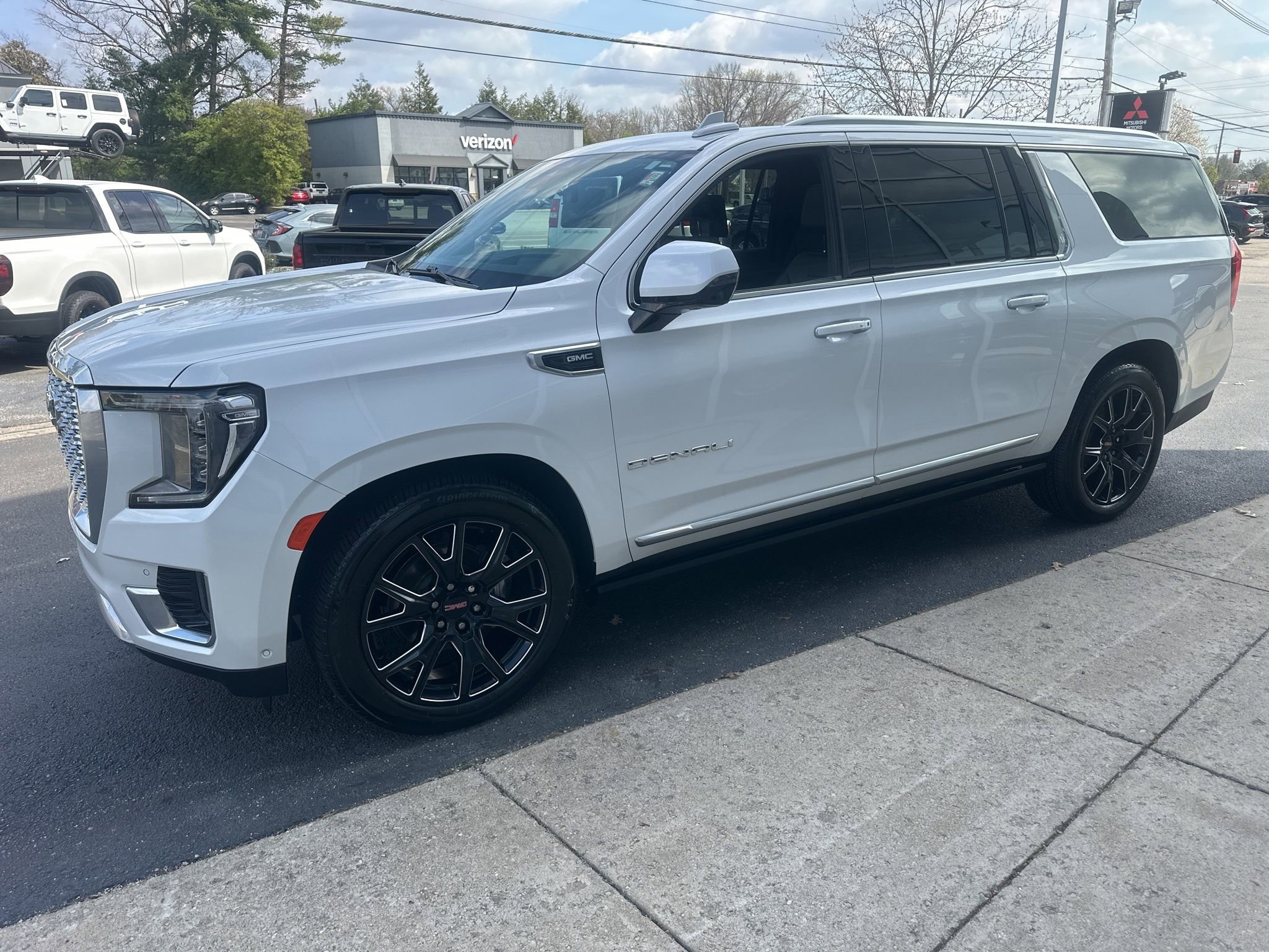 Used 2023 GMC Yukon XL Denali w/ Advanced Technology Package image 8