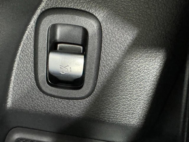 Certified 2025 Mercedes-Benz GLC 300 4MATIC image 25