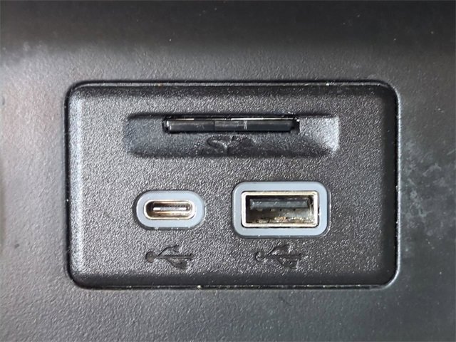 Used 2023 GMC Acadia SLT image 22