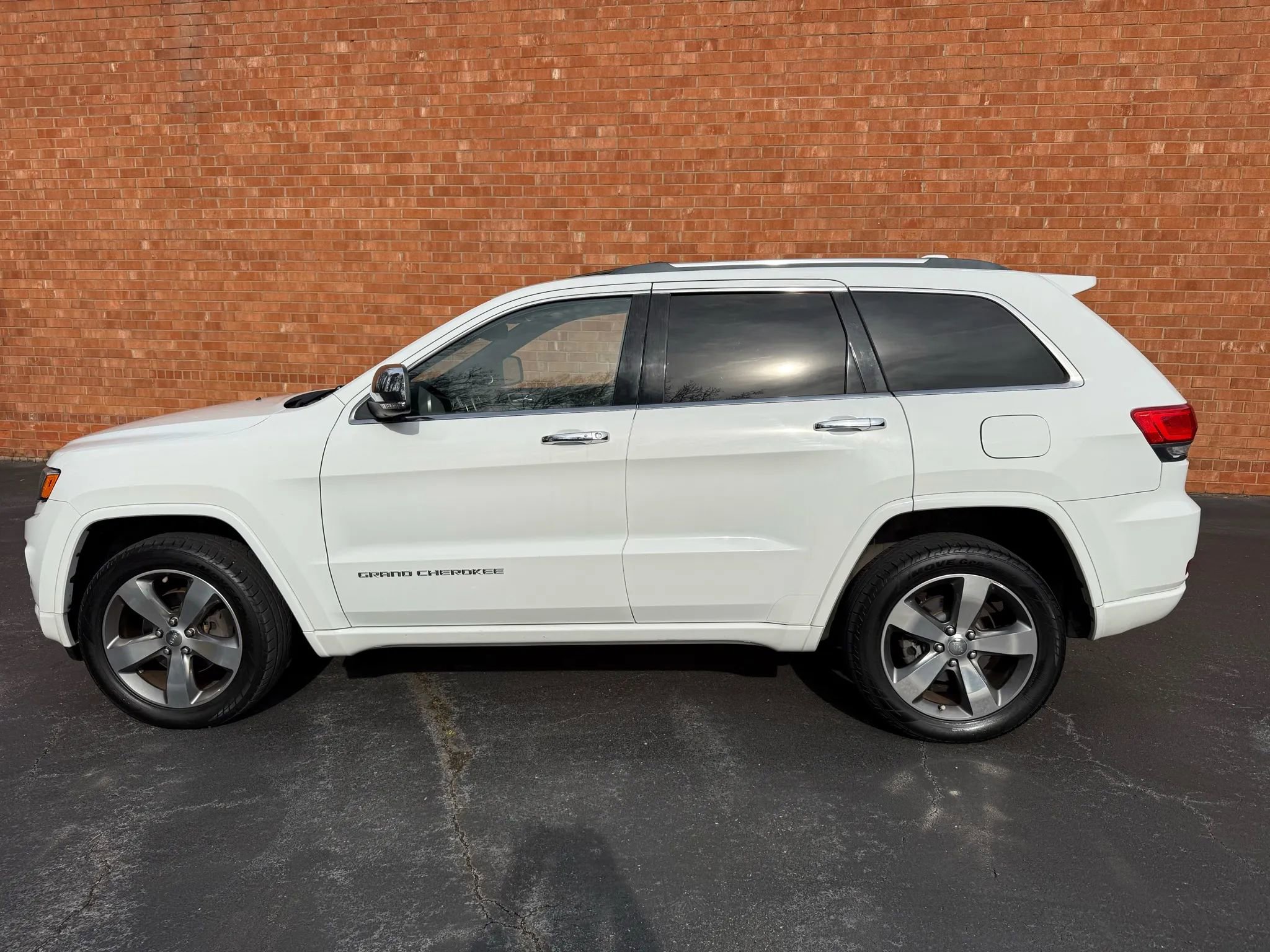 Used 2015 Jeep Grand Cherokee Overland w/ Advanced Technology Group image 5