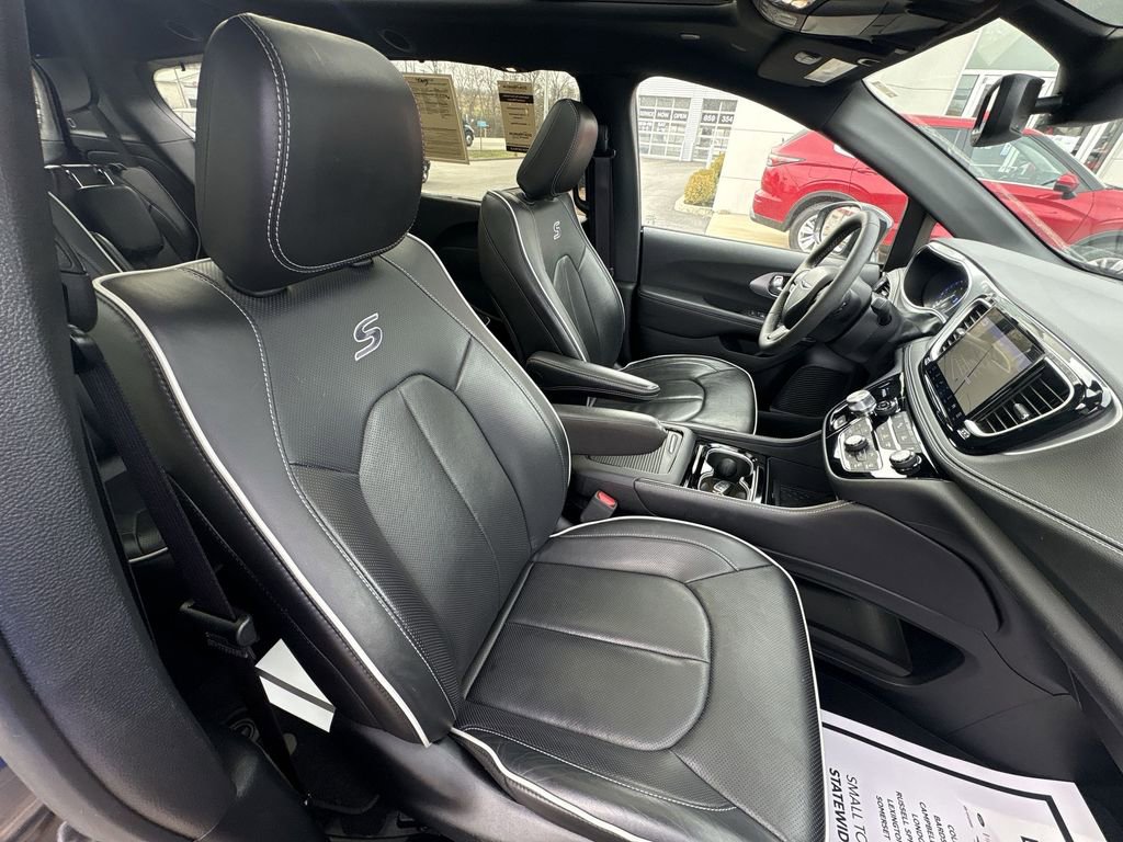 Used 2025 Chrysler Pacifica Limited image 26