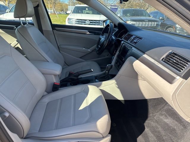 Used 2017 Volkswagen Passat 1.8T R-Line w/ R-Line Lighting Package image 17