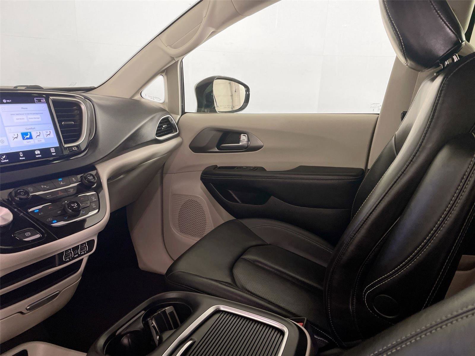 Used 2024 Chrysler Pacifica Touring-L image 23