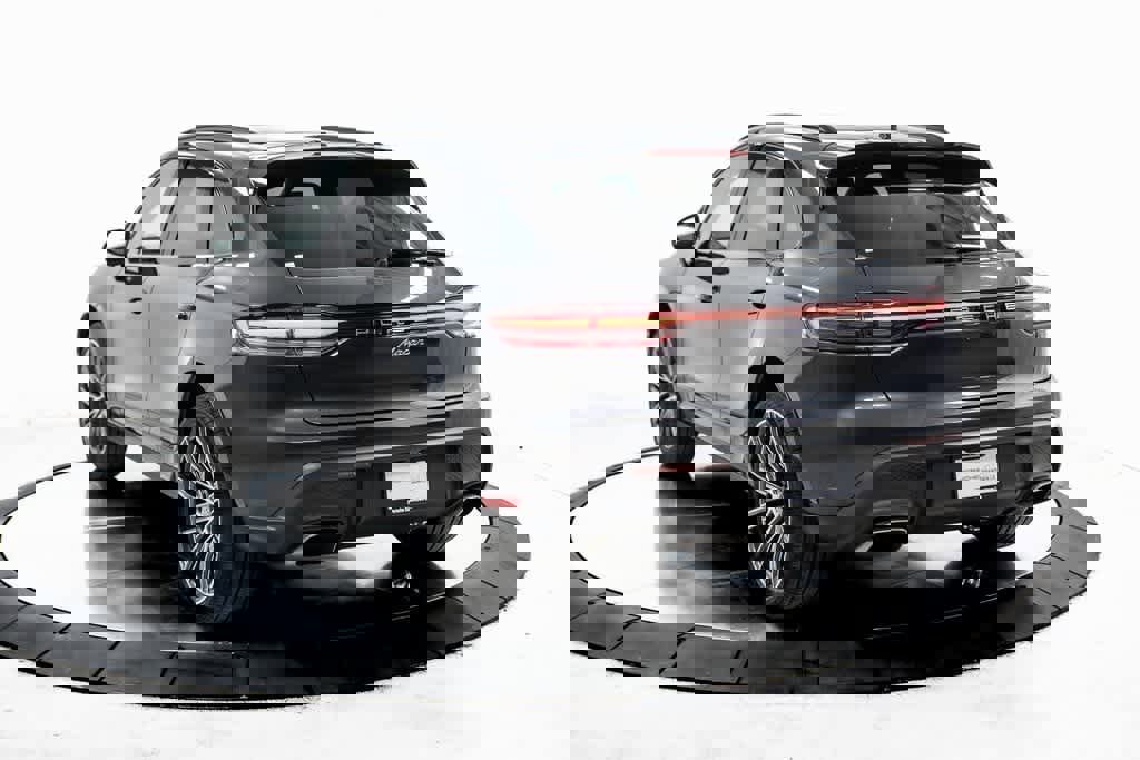 Certified 2025 Porsche Macan image 3