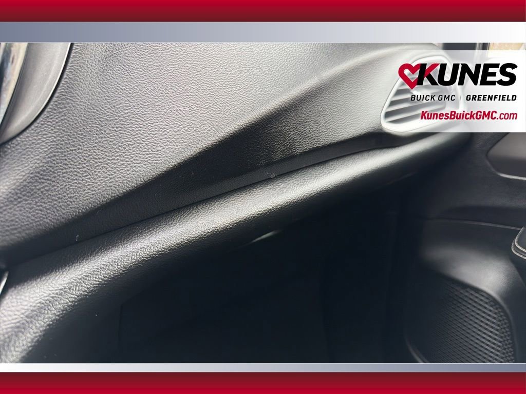 Used 2025 Chrysler Pacifica Select image 31