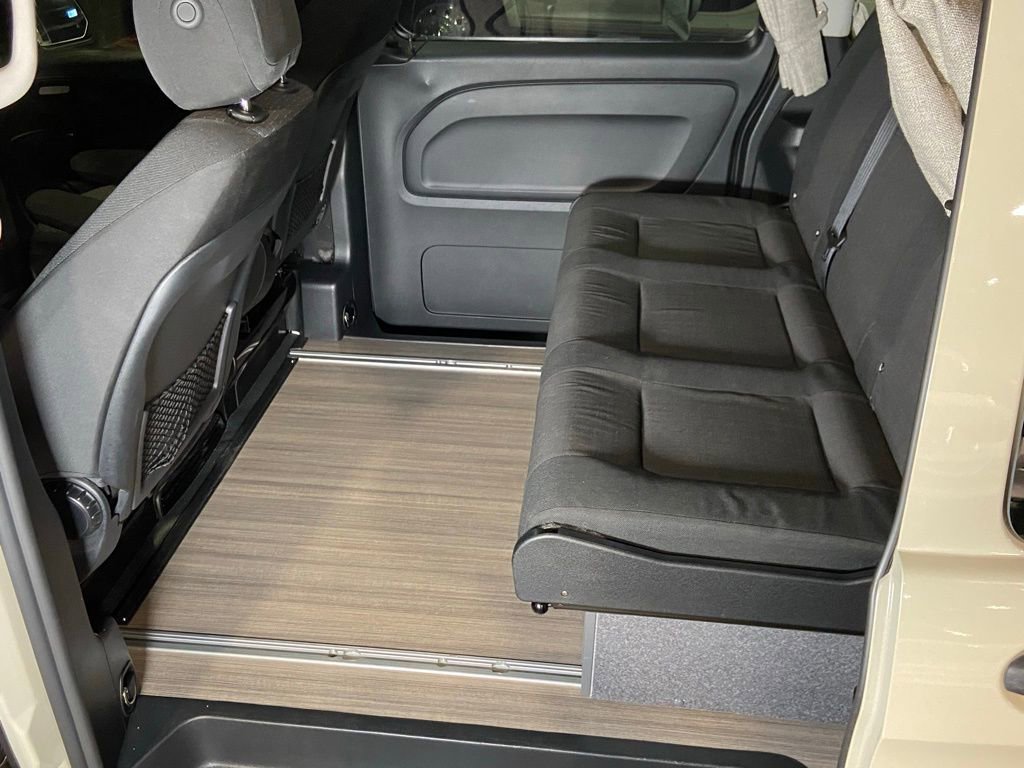 Used 2021 Mercedes-Benz Metris Passenger image 19