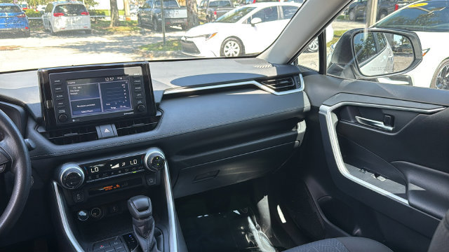 Used 2022 Toyota RAV4 XLE FWD image 16