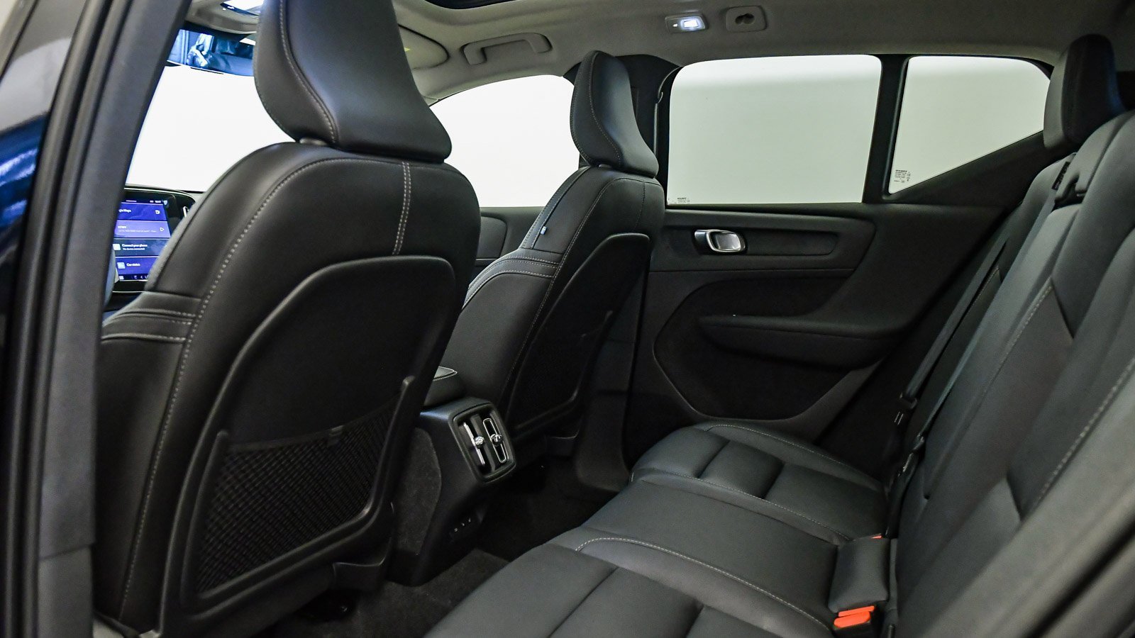 Certified 2025 Volvo XC40 B5 Ultra w/ Climate Package image 22