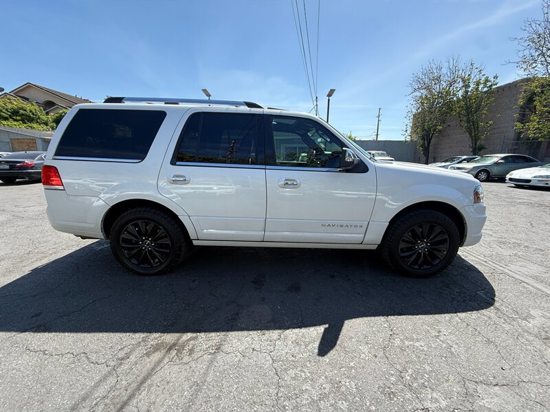 Used 2017 Lincoln Navigator Select AWD/4WD image 4
