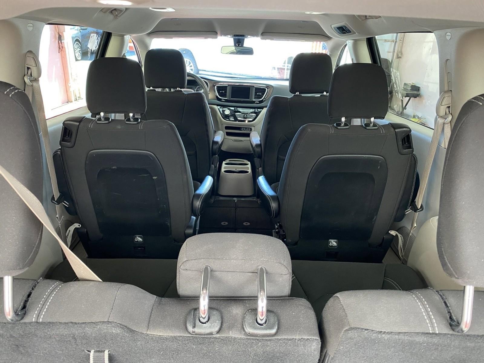 Used 2022 Chrysler Voyager LX image 16