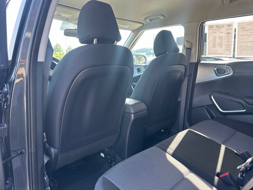 Used 2025 Kia Soul LX w/ LX Technology Package FWD image 27
