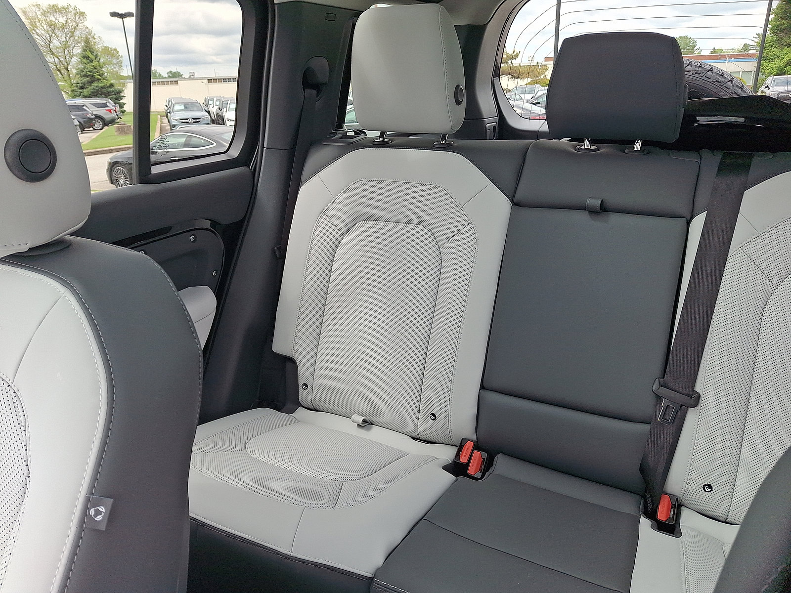 New 2026 Land Rover Defender 110 X-Dynamic SE AWD/4WD image 14